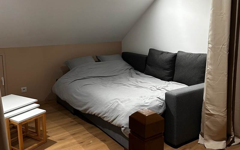 Mezzanine aménagée en espace nuit, avec rideau pour plus d’intimité.