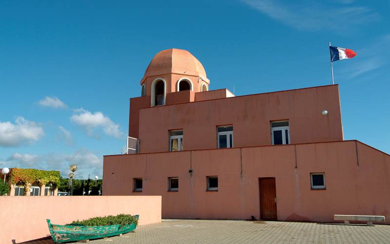 552767355-photo-around