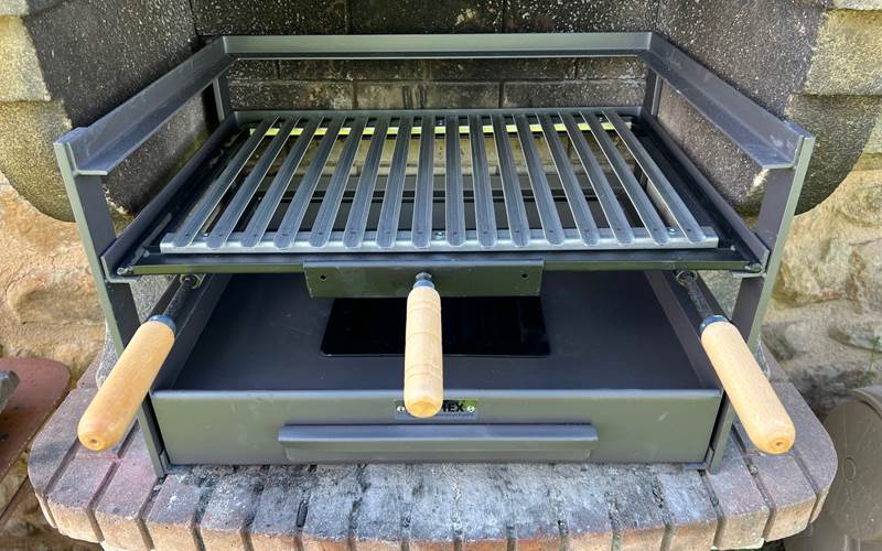 Barbecue fixe dans jardin