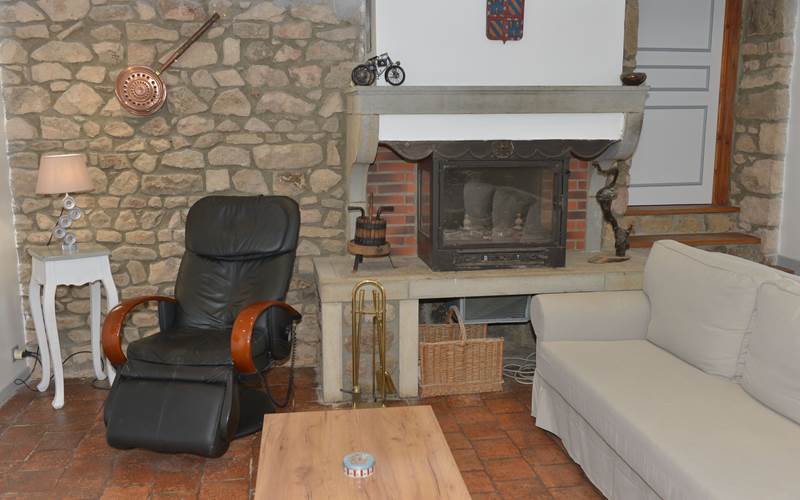 fauteuil massant à côté de la cheminée