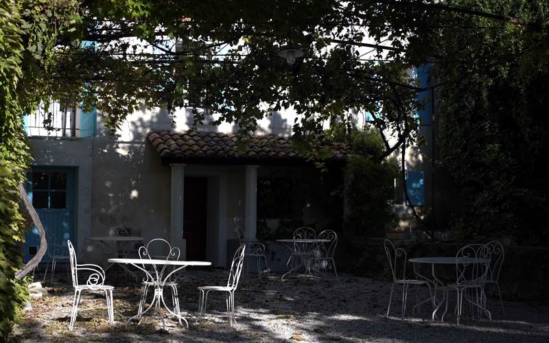 Terrasse sous la vigne FullSizeRender
