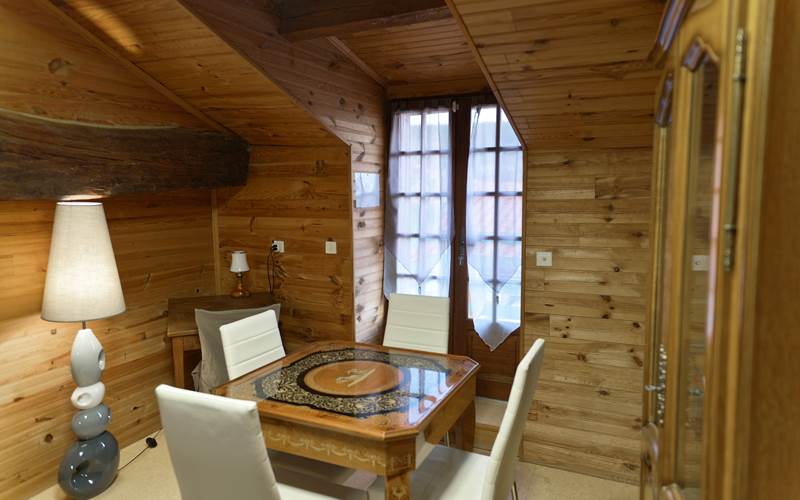 Table de jeux et bibliothèque