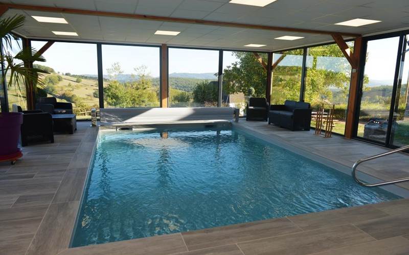 Piscine intérieure chauffée gite de Bellevue