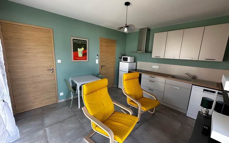 Salon et cuisine équipée du logement Équilibre, 25 m² pour 2 personnes, Résidence LOREVA