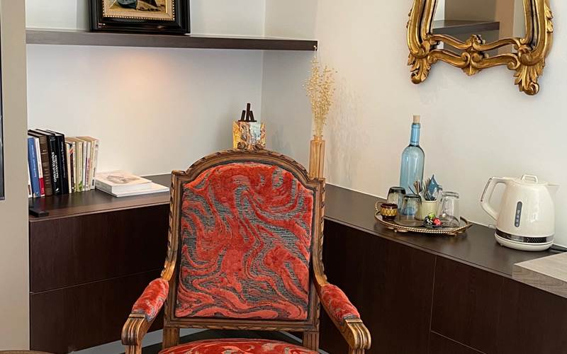 Villa Emeraude chambre Armor fauteuil Louis XVI