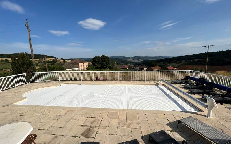 vue piscine fermé avec volet roulant