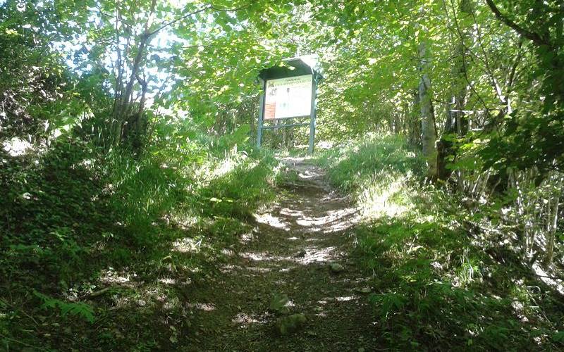 VIA-FERRATA-CHEMIN-ACCES-VUE-DU-BAS-photo-around