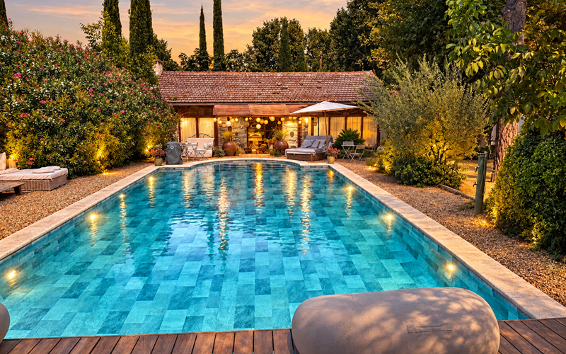 "La Suite de l'Orangerie au crépuscule, entre lumière, piscine et douceur provençal"