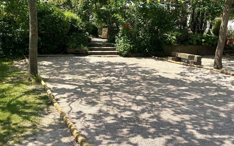 Le terrain de pétanque, les boules sont fournies