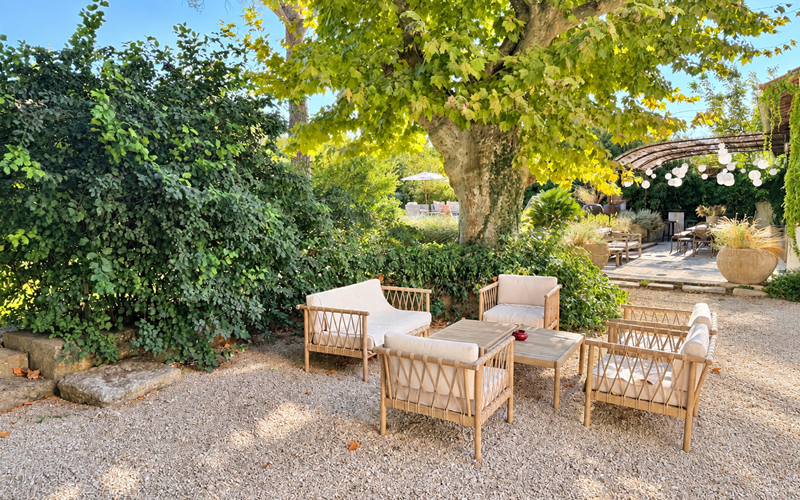 "À l'ombre du grand platane, un salon extérieur pour profiter de la douceur du jardin"