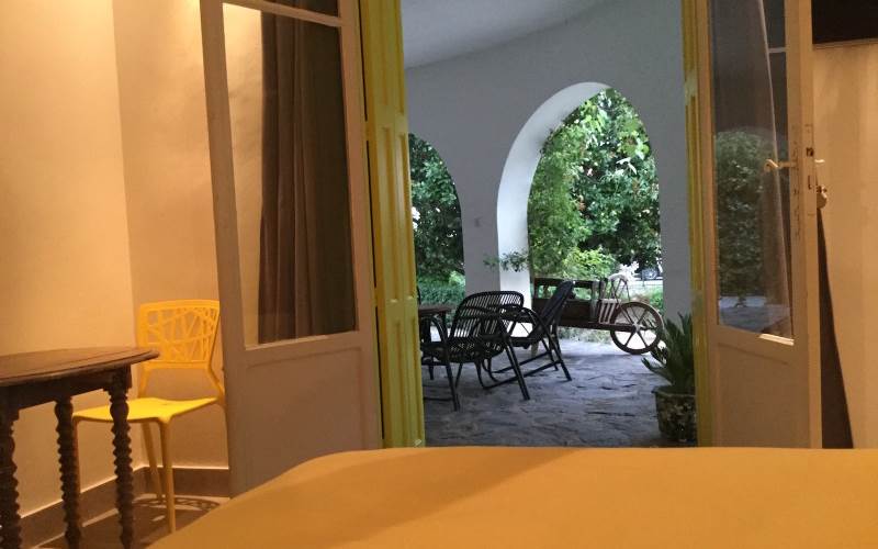 la-terrasse-depuis-le-lit-du-petit-couscouril