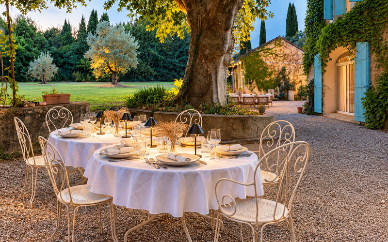 "À la tombée du jour, les tables se dressent dans le jardin du Mas pour des dîners, célébrations et moments à partager en toute intimité"