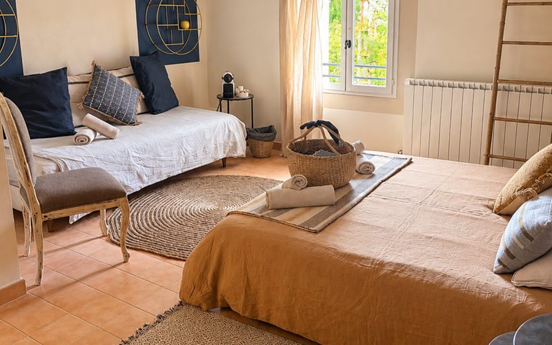 "La chambre Bleu Outremer, un espace lumineux et chaleureux où matières naturelles et touches de bleu invitent à la détente"