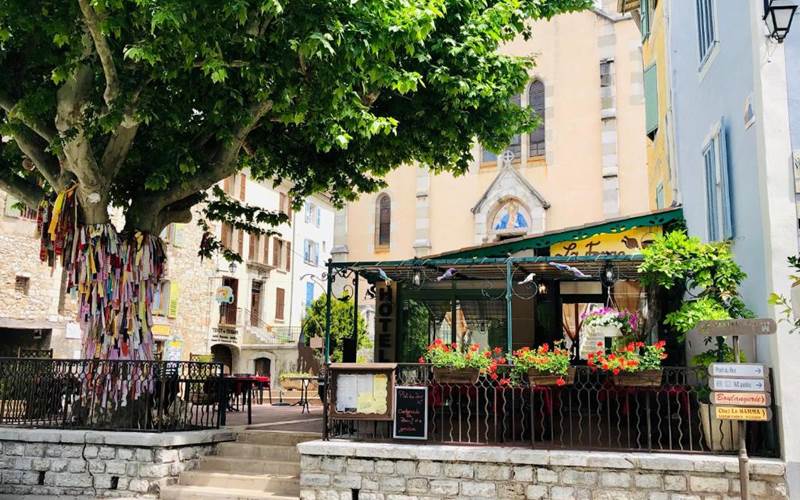 Hôtel Restaurant La Forge vue de la place Marcel Sauvaire