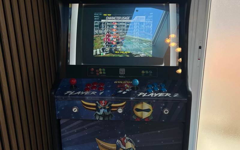 Borne d'arcade dans salle de jeux (en option)