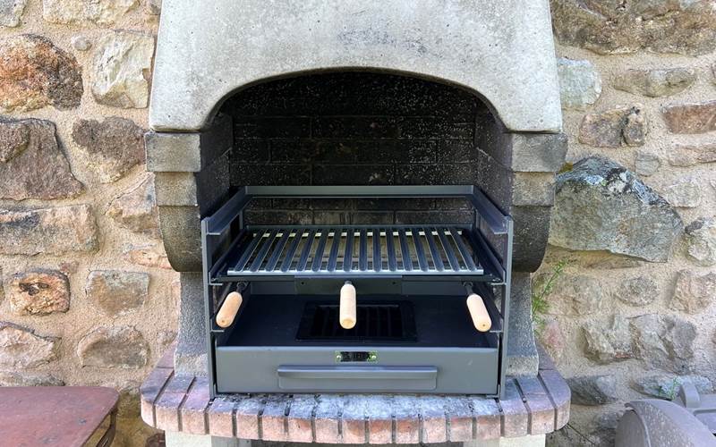 Barbecue fixe dans jardin