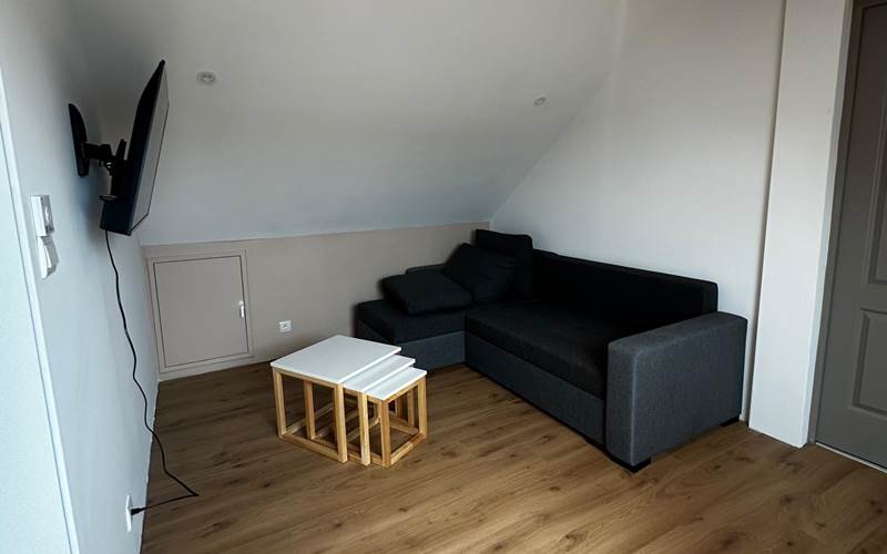 Mezzanine aménagée pouvant servir de couchage, avec TV et jeux de société.