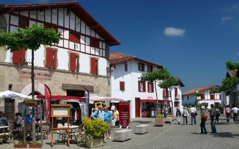 c3a8ed47-21af-4e81-b00d-f9ea2fe74a48-photo-around