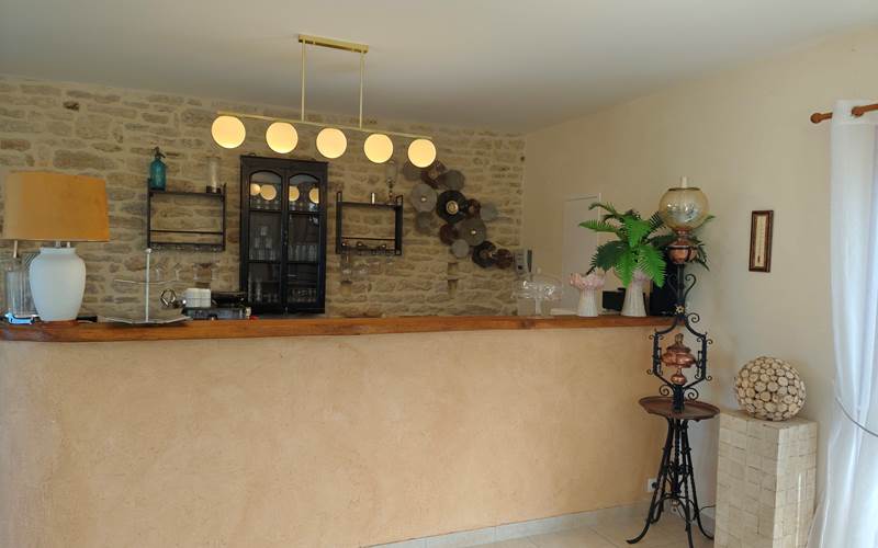 Le salon et son bar