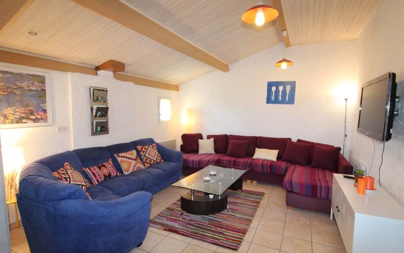 vue sur les monts d'Ardèche du gîte familial, gîte familial convivial et de regroupement d'amis en ardèche rhone alpes pde 16 à 24 personnes.