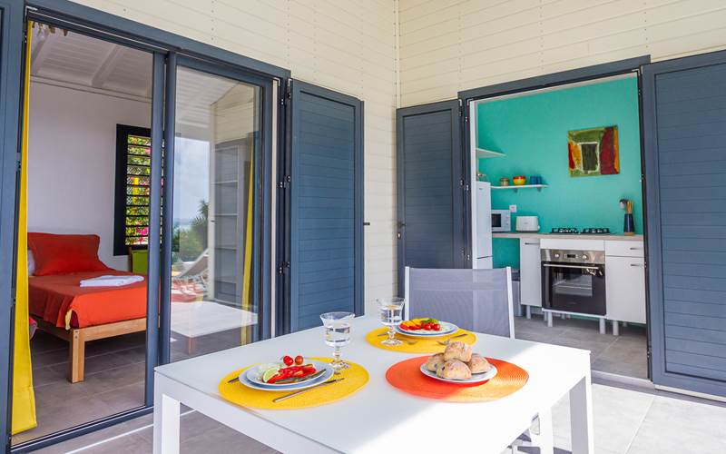 Villa Lagon chambre et cuisine ouvertes sur la galerie