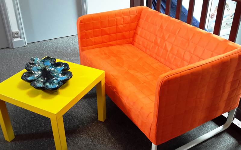 petit salon avec bibliothèque et jeux de société