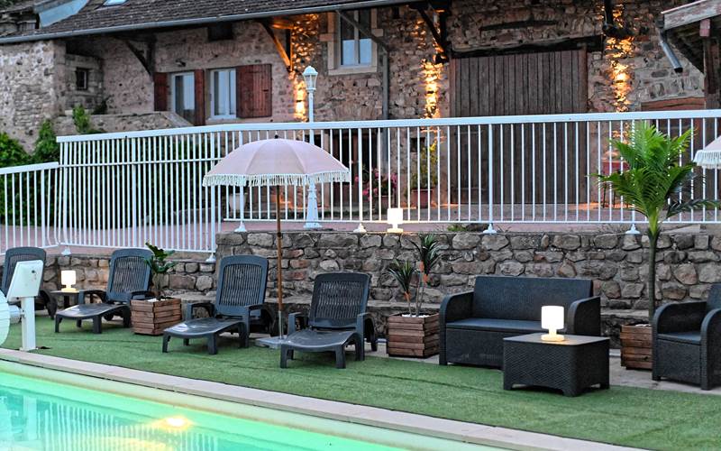 Espace détente autour de la piscine