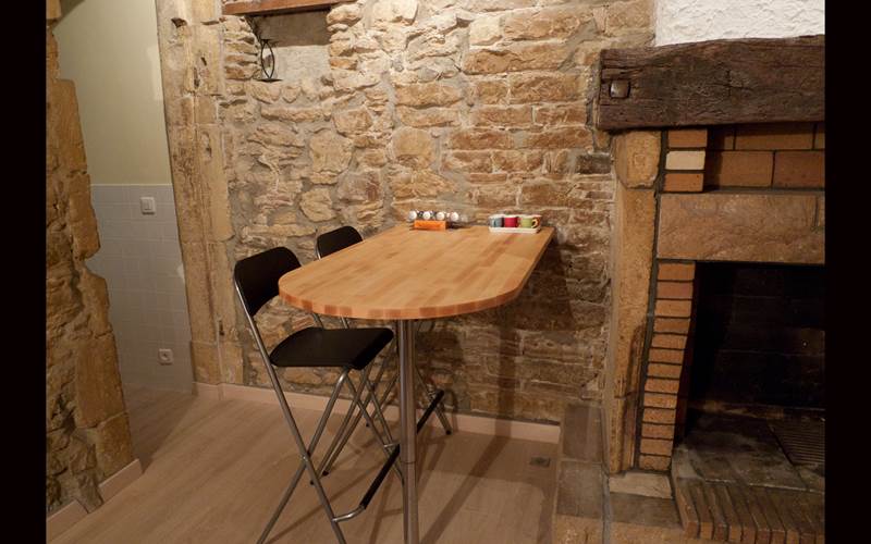 table bar avec ses chaises hautes