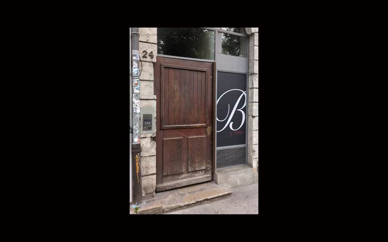 La porte de l'immeuble du 24 Quai St Antoine