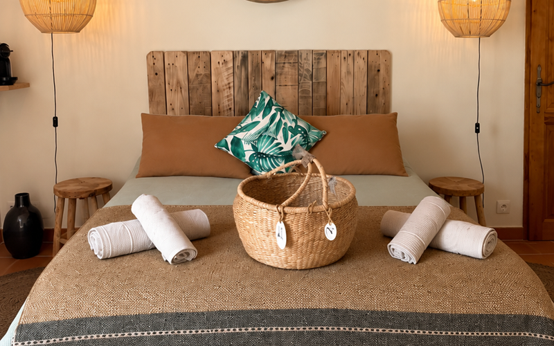 "Terre d'Ombre Naturelle - Bois brut, fibres naturelles et touches végétales créent une atmosphère chaleureuse, douce et authentique."