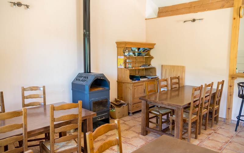 Une salle commune avec un lave linge à partager et des jeux de sociétés