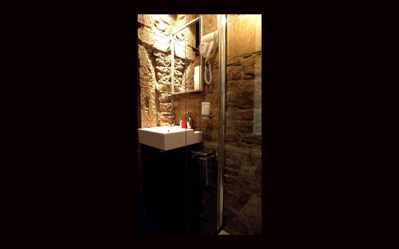 le lavabo avec un placard en dessous à disposition des hôtes