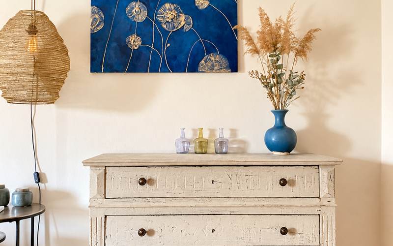 "entre mobilier de caractère, matières naturelles et touches artistiques"