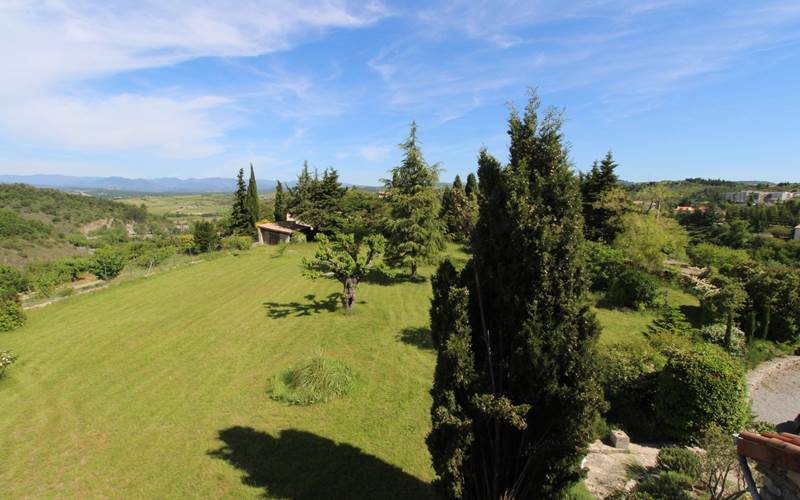 vue sur les monts d'Ardèche du gîte familial, gîte familial convivial et de regroupement d'amis en ardèche rhone alpes pde 16 à 24 personnes.