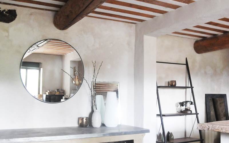 Les parties communes côté maison d'Hôtes avec Kitchenette, salon et table à manger