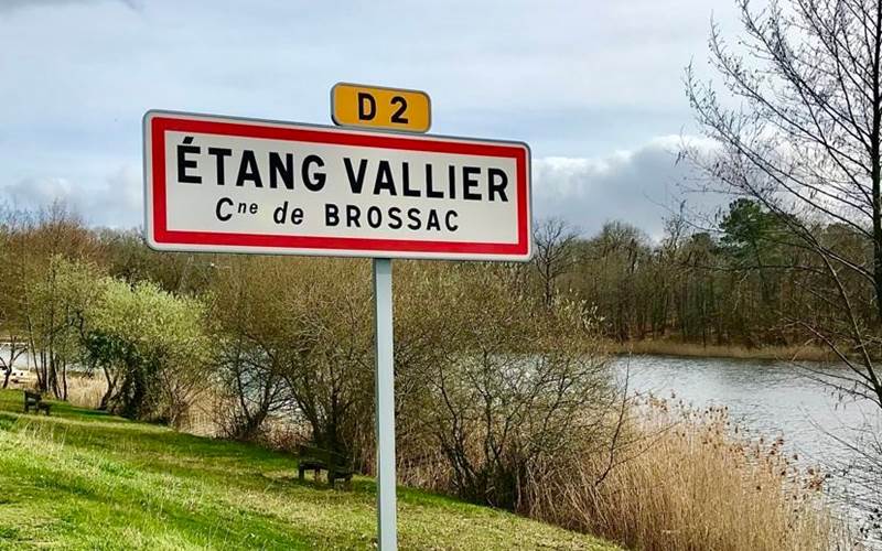 ETANG VALLIER ENTREE VILLAGE
