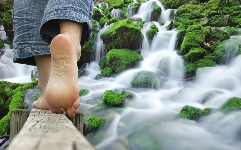 vue sur le lac Isarless dans les monts d'Ardèche à 1h10 du gîte familial et de regroupement d'amis en ardèche rhone alpes de 16 à 24 personnes.
