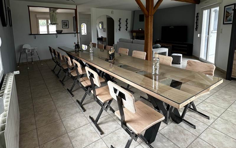 Salle à manger équipée d’une grande table pouvant accueillir jusqu’à 14 personnes.