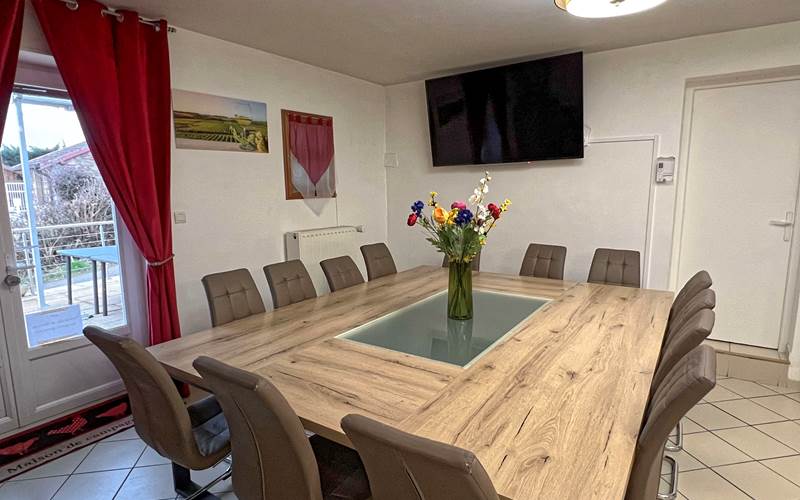 Grande table conviviale pour 14 personnes