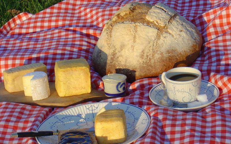 Pique nique_Terroir_Fromage de Herve_sirop artisanal©MT Pays de Herve