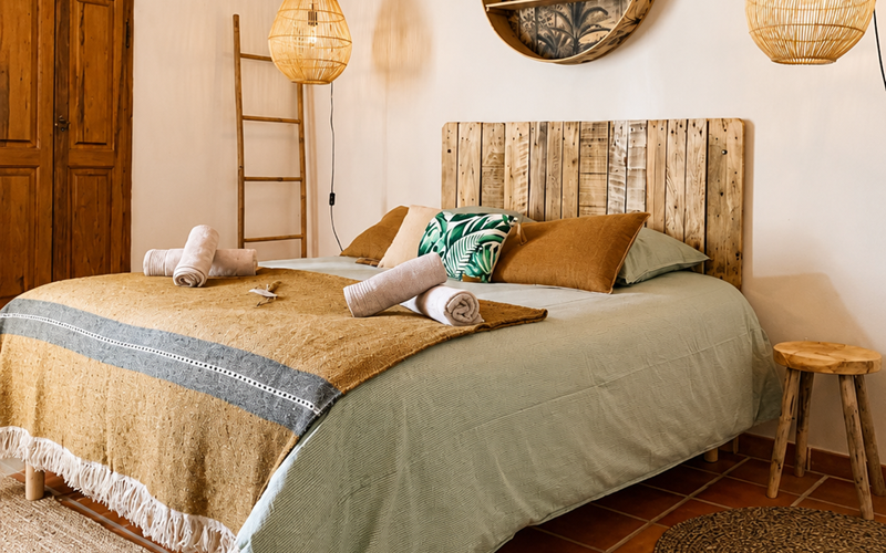 "Chambre Terre d'ombre naturelle-une atmosphère douce et apaisante, entre teintes naturelles, matières chaleureuses et charme provençal"