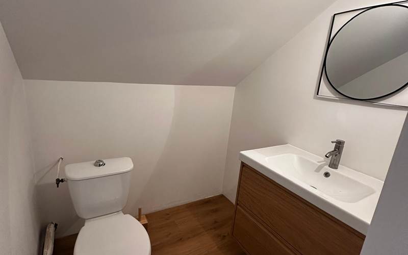 Toilettes situées à l’étage.