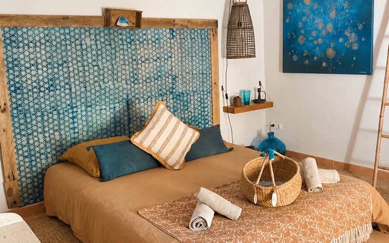"Chambre Bleu de Céruléum-une atmosphère chaleureuse où matières naturelles, nuances de bleu et créations artistiques se rencontrent"