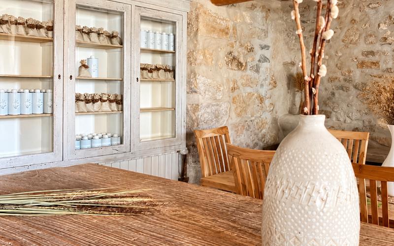 "Une espace de vie pour nos hôtes, entre murs de pierre, bois ancien et charme provençal"