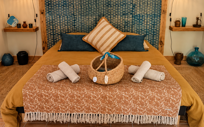 "Bleu de Céruléum - une chambre aux nuances profondes, où matières naturelles, touches artistiques et douceur provençale composent une atmosphère singulière"
