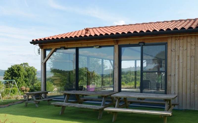 Table dans le jardin à côté de la piscine intérieure