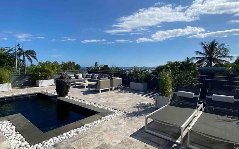 Piscine vue mer mer - bains de soleil