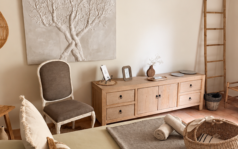 "Matières naturelles, mobilier choisi et oeuvre d'art composent l'univers doux et singulier de la chambre 14"