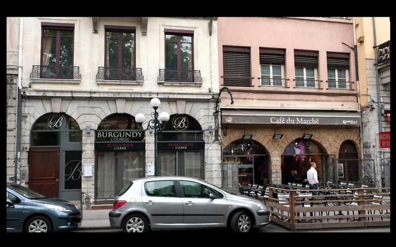 les alentours immédiats de l'immeuble