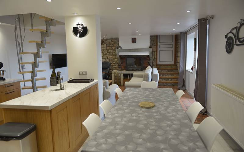 vue générale cuisine, salon et table à manger